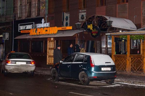 Кровавая одежда и разбитые лица: В Днепре возле ночного клуба произошла массовая драка Кровавая одежда и разбитые лица: В Днепре возле ночного клуба произошла массовая драка