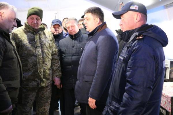 Гройсман посетил КПВВ "Гнутово" на линии разграничения на Донбассе