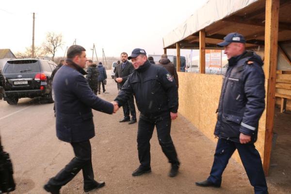 Гройсман посетил КПВВ "Гнутово" на линии разграничения на Донбассе