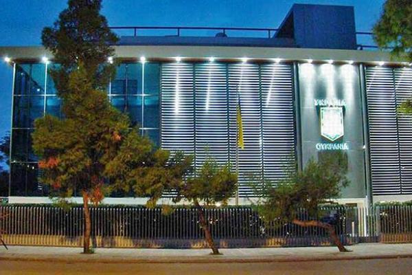 "Коктейли Молотова" и сгоревшие авто: в Афинах совершено нападение на посольство Украины