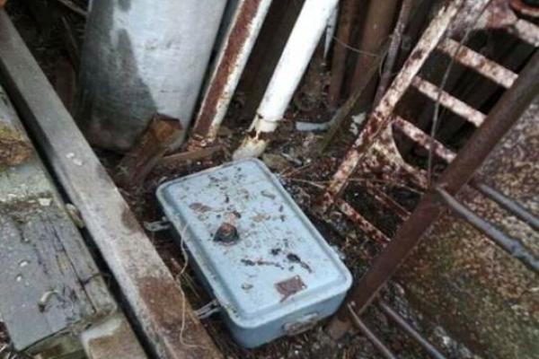 Житель Луганщины в груде металлолома прятал ящик с боеприпасами Житель Луганщины в груде металлолома прятал ящик с боеприпасами