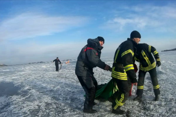 Фатальная прогулка: в Черкассах под лед провалились двое парней, одного спасти не удалось Фатальная прогулка: в Черкассах под лед провалились двое парней, одного спасти не удалось