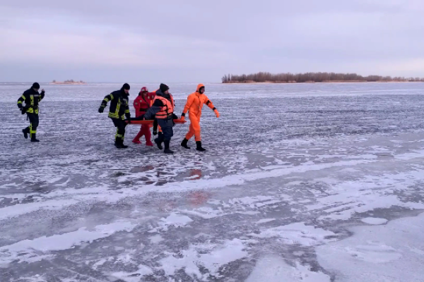 Фатальная прогулка: в Черкассах под лед провалились двое парней, одного спасти не удалось Фатальная прогулка: в Черкассах под лед провалились двое парней, одного спасти не удалось