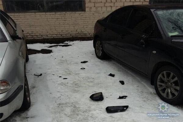 В Киеве одессит разбил топором 13 авто возле суда из-за решения по Труханову