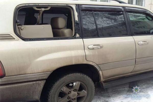 В Киеве одессит разбил топором 13 авто возле суда из-за решения по Труханову
