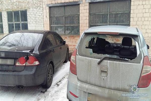 В Киеве одессит разбил топором 13 авто возле суда из-за решения по Труханову