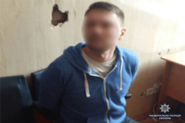 В Киеве одессит разбил топором 13 авто возле суда из-за решения по Труханову