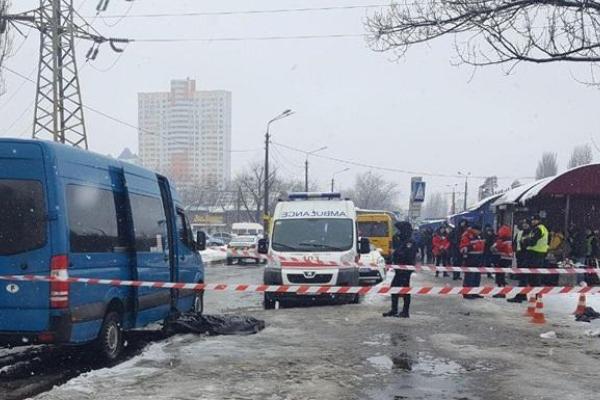 В Киеве на остановке зарезали мужчину: убийце просто помешали пройти без очереди В Киеве на остановке зарезали мужчину: убийце просто помешали пройти без очереди