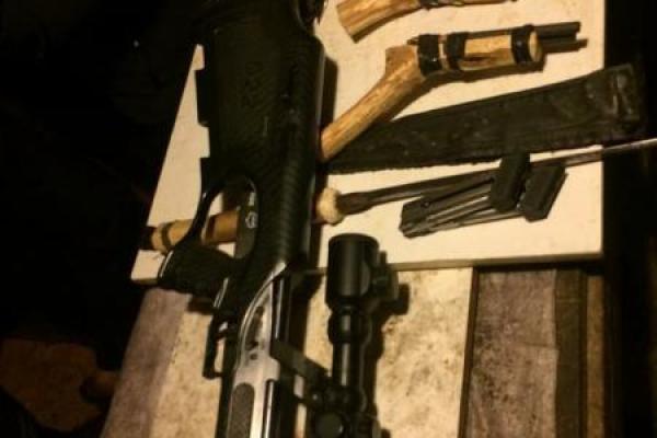 На Киевщине мужчина "для самообороны" хранил большой арсенал самодельного оружия и взрывчатки На Киевщине мужчина "для самообороны" хранил большой арсенал самодельного оружия и взрывчатки