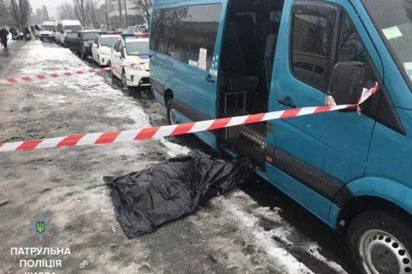 В Киеве на остановке зарезали мужчину: убийце просто помешали пройти без очереди В Киеве на остановке зарезали мужчину: убийце просто помешали пройти без очереди