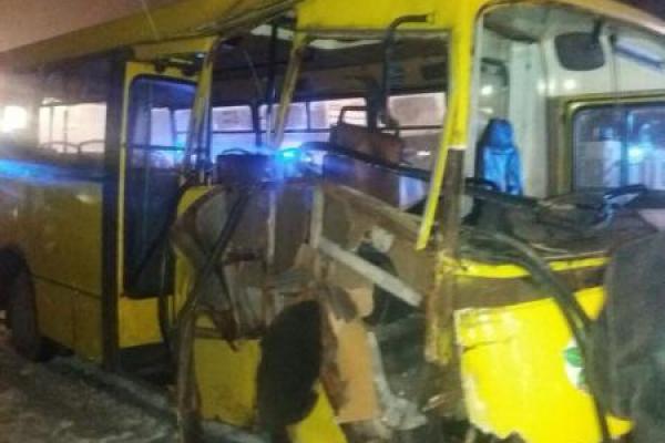 В Киеве произошло ДТП с участием двух маршруток: пострадали 12 пассажиров В Киеве произошло ДТП с участием двух маршруток: пострадали 12 пассажиров