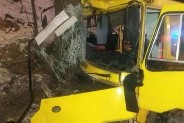 В Киеве произошло ДТП с участием двух маршруток: пострадали 12 пассажиров В Киеве произошло ДТП с участием двух маршруток: пострадали 12 пассажиров