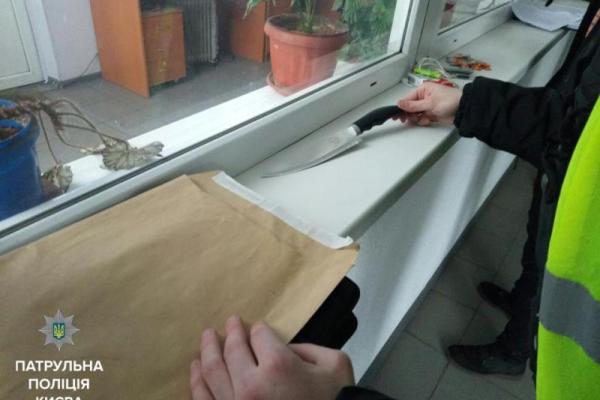 В Киеве на остановке зарезали мужчину: убийце просто помешали пройти без очереди В Киеве на остановке зарезали мужчину: убийце просто помешали пройти без очереди