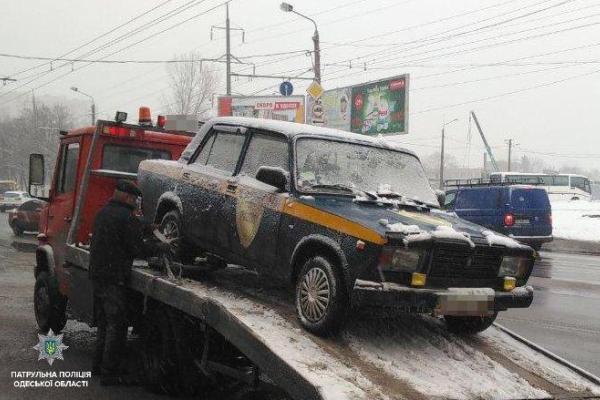 В Одессе полиция задержала пьяного вооруженного охранника за рулем спецавтомобиля В Одессе полиция задержала пьяного вооруженного охранника за рулем спецавтомобиля