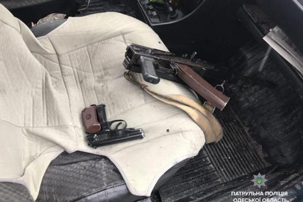 В Одессе полиция задержала пьяного вооруженного охранника за рулем спецавтомобиля В Одессе полиция задержала пьяного вооруженного охранника за рулем спецавтомобиля