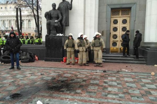 Столкновения под Верховной Радой: пострадали 8 силовиков, 9 активистов задержаны Столкновения под Верховной Радой: пострадали 8 силовиков, 9 активистов задержаны