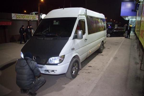В Днепре вооруженная группа напала на пассажиров микроавтобуса, ранены 2 человека В Днепре вооруженная группа напала на пассажиров микроавтобуса, ранены 2 человека