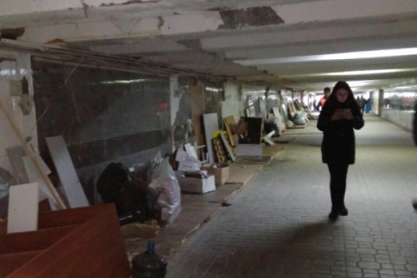 Большая "зачистка": в Киеве сносят МАФы в переходе на Майдане Независимости Большая "зачистка": в Киеве сносят МАФы в переходе на Майдане Независимости