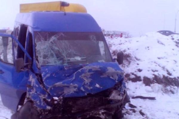 Больница вместо цирка: Под Киевом "Нива" врезалась в микроавтобус с детьми Больница вместо цирка: Под Киевом "Нива" врезалась в микроавтобус с детьми