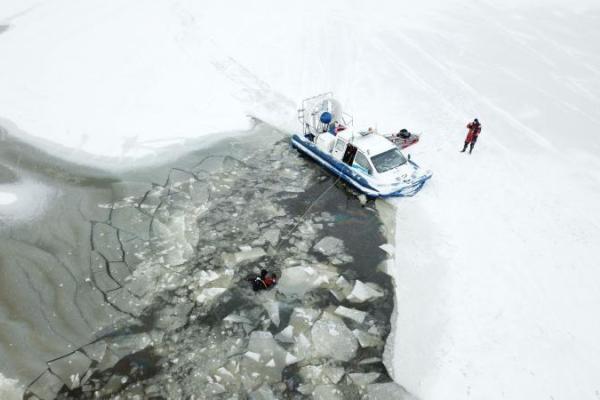 В Эстонии под лед ушел микроавтобус с людьми В Эстонии под лед ушел микроавтобус с людьми