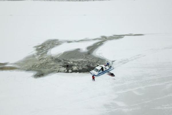 В Эстонии под лед ушел микроавтобус с людьми В Эстонии под лед ушел микроавтобус с людьми