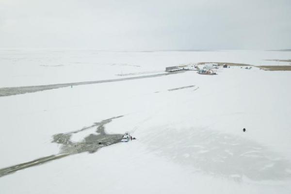 В Эстонии под лед ушел микроавтобус с людьми В Эстонии под лед ушел микроавтобус с людьми