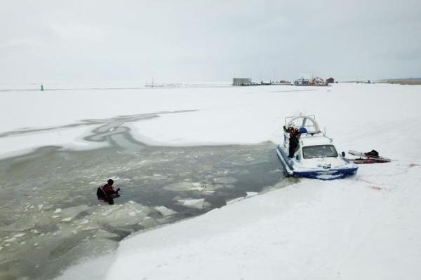 В Эстонии под лед ушел микроавтобус с людьми В Эстонии под лед ушел микроавтобус с людьми