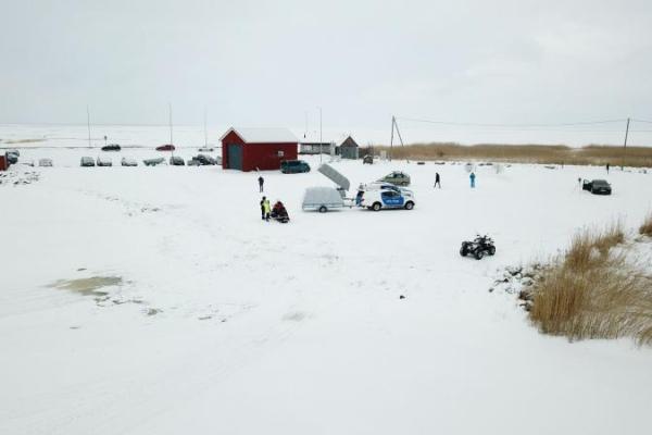 В Эстонии под лед ушел микроавтобус с людьми В Эстонии под лед ушел микроавтобус с людьми