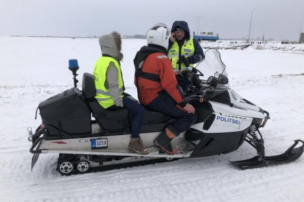 В Эстонии под лед ушел микроавтобус с людьми В Эстонии под лед ушел микроавтобус с людьми