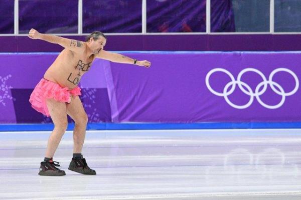 Голый болельщик в розовой пачке стал "звездой" Олимпиады-2018