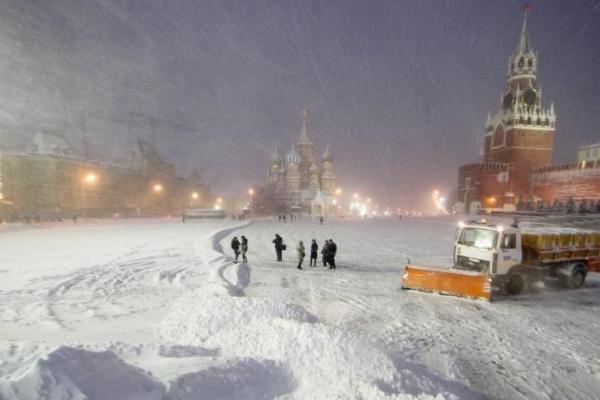 Российская столица пережила "снегопад столетия": фото и видео последствий Российская столица пережила "снегопад столетия": фото и видео последствий
