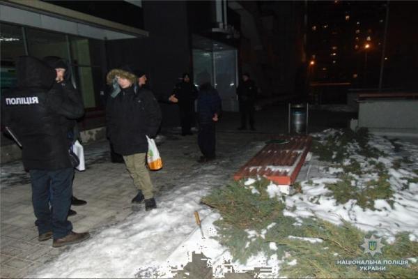 Полиция задержала киевлянина, который ранил ножом охранника торгового центра