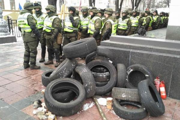 Столкновения под Верховной Радой: пострадали 8 силовиков, 9 активистов задержаны Столкновения под Верховной Радой: пострадали 8 силовиков, 9 активистов задержаны