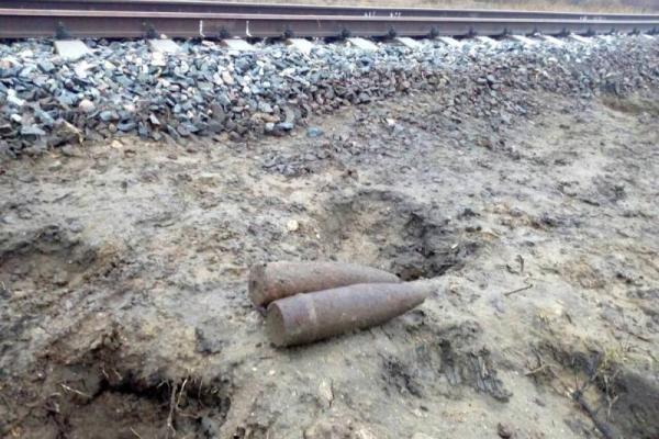 В Одесской области рядом с железной дорогой обнаружено большое скопление боеприпасов В Одесской области рядом с железной дорогой обнаружено большое скопление боеприпасов