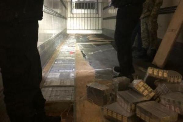 Гражданин Венгрии пытался вывезти из Украины почти 26 тысяч пачек контрабандных сигарет Гражданин Венгрии пытался вывезти из Украины почти 26 тысяч пачек контрабандных сигарет