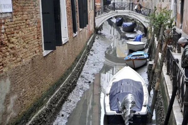 Лодки на приколе и безработные гондольеры: в Венеции высохли каналы
