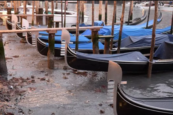Лодки на приколе и безработные гондольеры: в Венеции высохли каналы