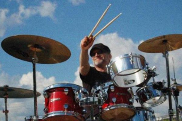 В России в собственной квартире с проломленным черепом обнаружен известный музыкант - СМИ