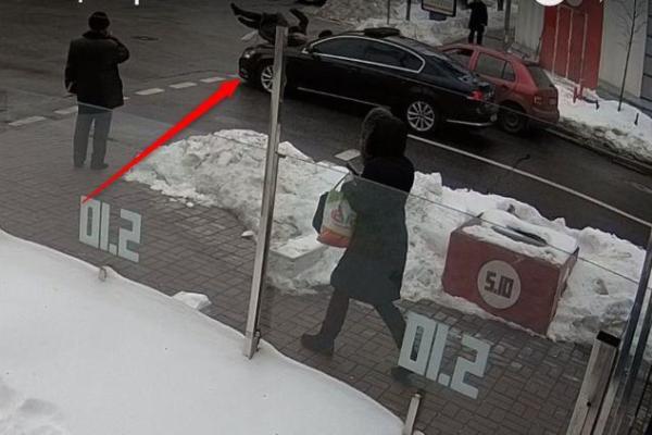 В центре Киева автомобиль из кортежа президента сбил человека: камеры сняли момент наезда