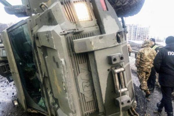 В Киеве перевернулся военный бронеавтомобиль "Кугуар" В Киеве перевернулся военный бронеавтомобиль "Кугуар"