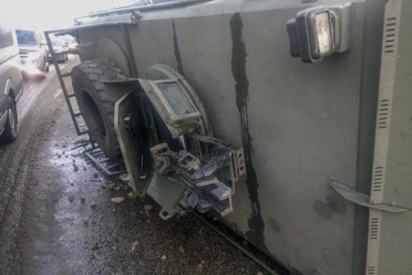В Киеве перевернулся военный бронеавтомобиль "Кугуар" В Киеве перевернулся военный бронеавтомобиль "Кугуар"