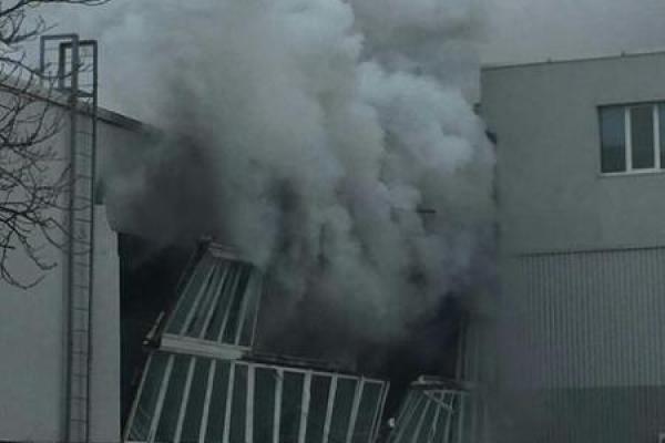 В Киеве спасатели предотвратили взрыв газовых баллонов в помещении горящего склада В Киеве спасатели предотвратили взрыв газовых баллонов в помещении горящего склада