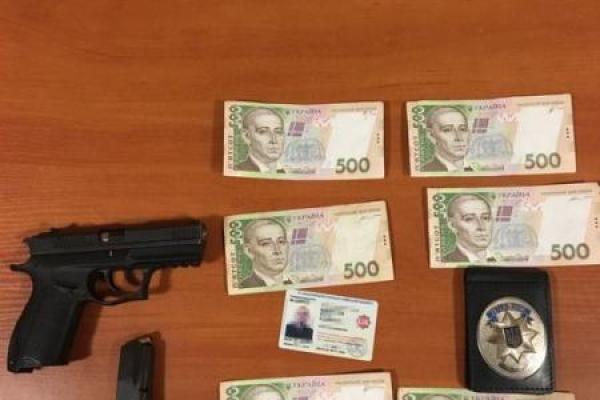 В Киевской области двое полицейских "крышевали" наркодилеров В Киевской области двое полицейских "крышевали" наркодилеров