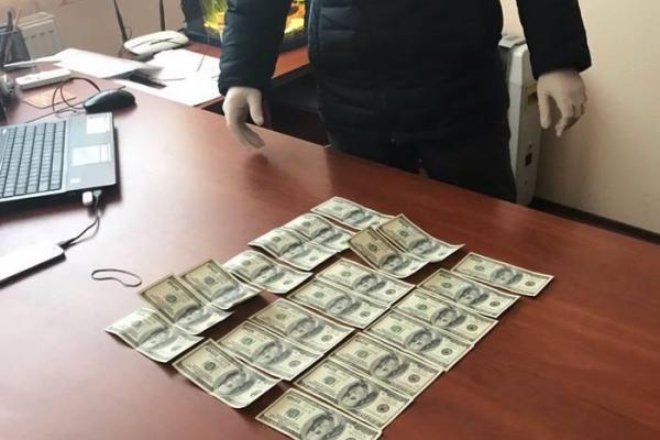 На взятке попался начальник одного из постов Днепропетровской таможни На взятке попался начальник одного из постов Днепропетровской таможни
