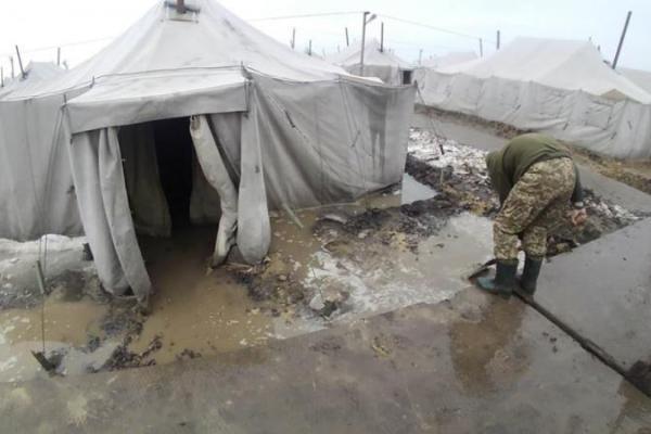 В сети показали шокирующие условия проживания военнослужащих на полигоне "Широкий Лан" В сети показали шокирующие условия проживания военнослужащих на полигоне "Широкий Лан"