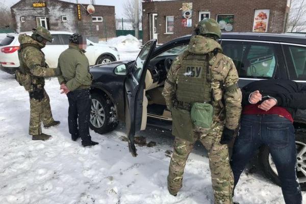 На Харьковщине СБУ задержала членов группировки, перегонявших авто для боевиков "ЛНР" На Харьковщине СБУ задержала членов группировки, перегонявших авто для боевиков "ЛНР"