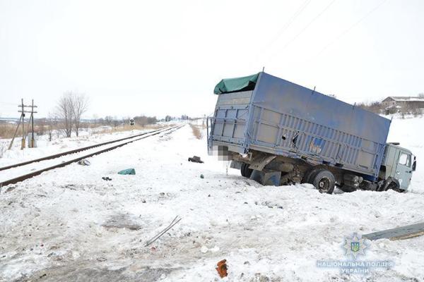 На Луганщине автомобиль "КамАЗ" на железнодорожном переезде столкнулся с локомотивом На Луганщине автомобиль "КамАЗ" на железнодорожном переезде столкнулся с локомотивом