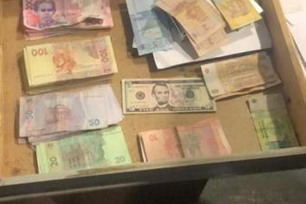 В Одесской области на взятке погорели инспекторы таможни и Госпогранслужбы В Одесской области на взятке погорели инспекторы таможни и Госпогранслужбы