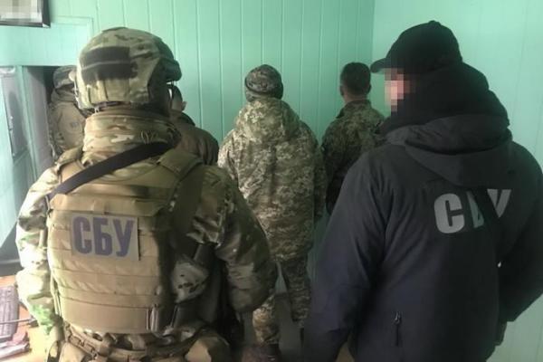 В Одесской области на взятке погорели инспекторы таможни и Госпогранслужбы В Одесской области на взятке погорели инспекторы таможни и Госпогранслужбы
