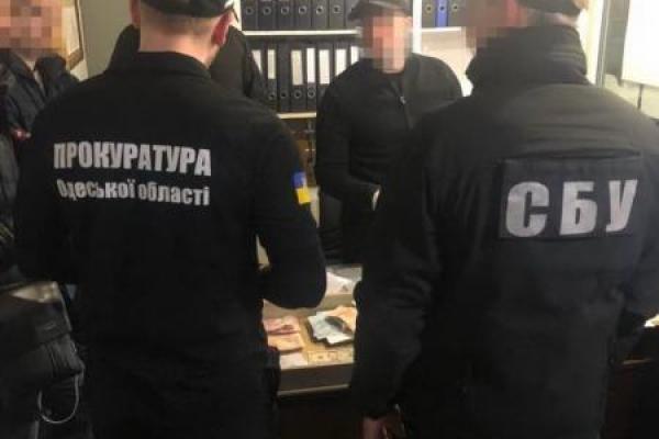 В Одесской области на взятке погорели инспекторы таможни и Госпогранслужбы В Одесской области на взятке погорели инспекторы таможни и Госпогранслужбы